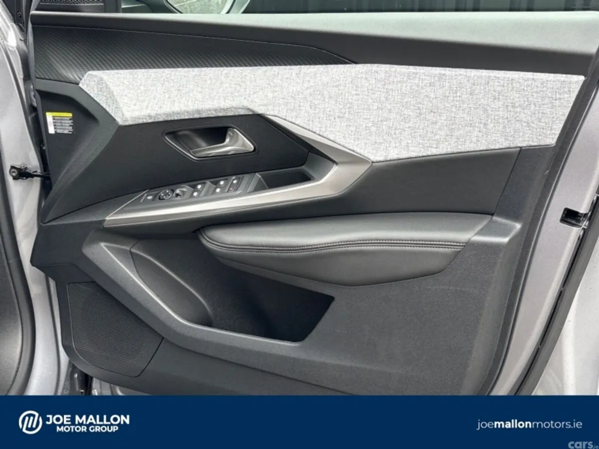 Peugeot 5008 MPV, Petrol, 2026, Grey