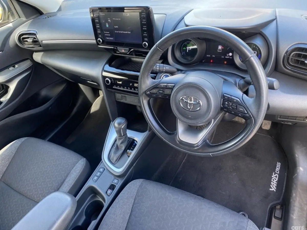 Toyota Yaris Cross Hatchback, Petrol Hybrid, 2023, Yellow