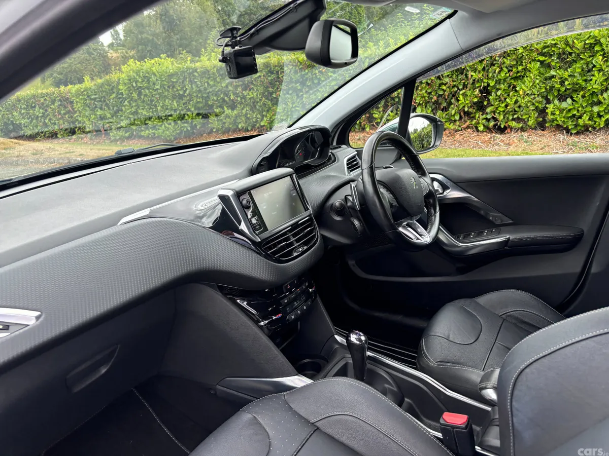 Peugeot 2008 Hatchback, Petrol, 2016, White