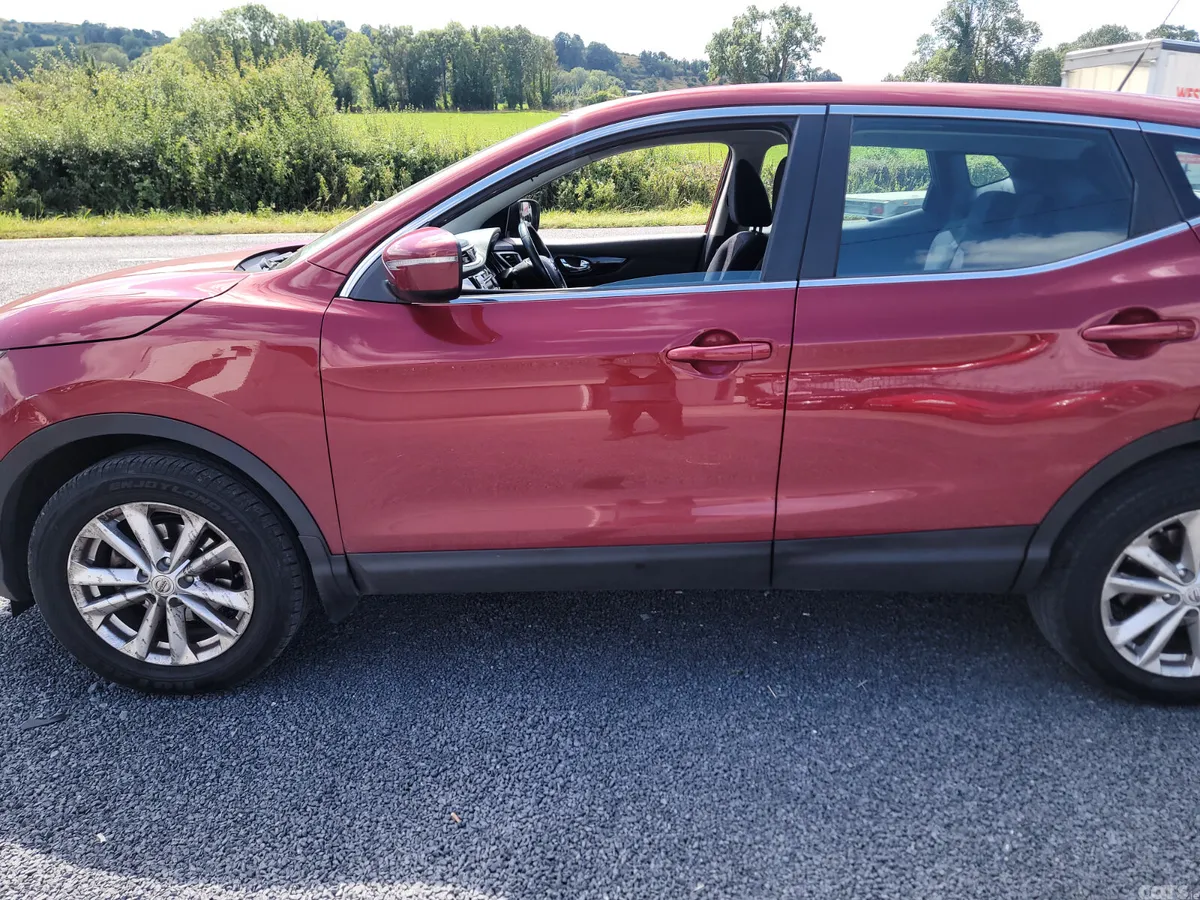 Nissan Qashqai Hatchback, Diesel, 2014, Red