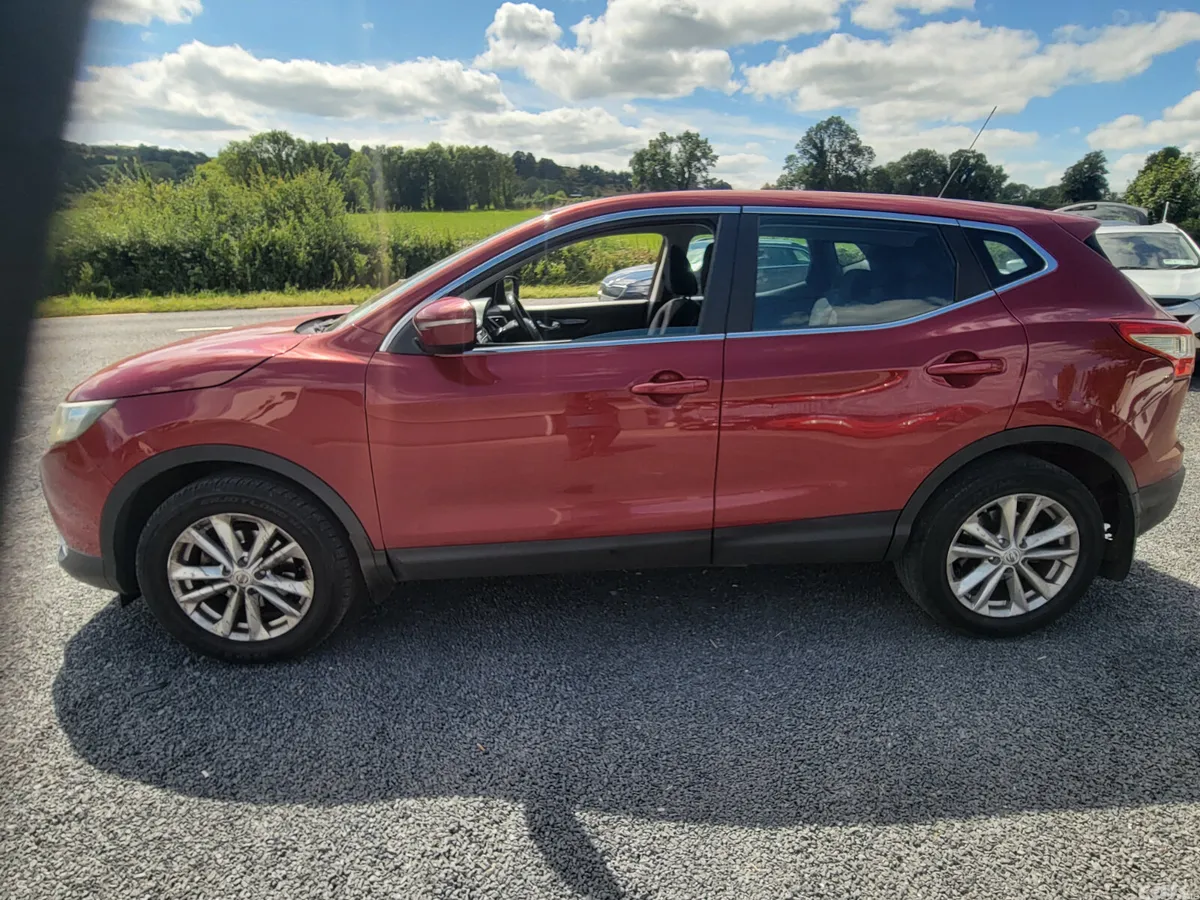 Nissan Qashqai Hatchback, Diesel, 2014, Red