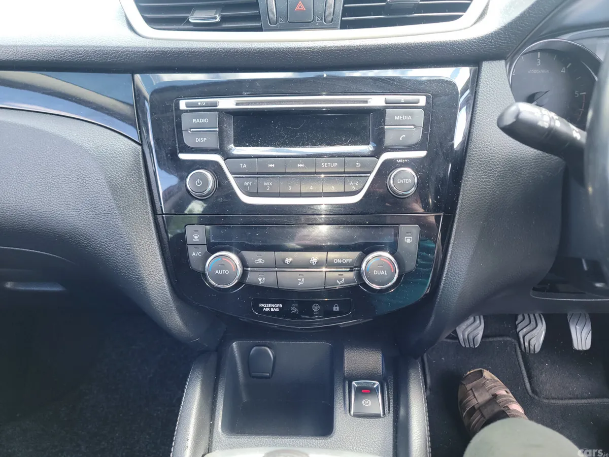 Nissan Qashqai Hatchback, Diesel, 2014, Red