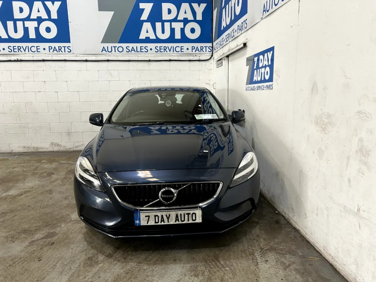 Volvo V40 Hatchback, Diesel, 2018, Blue