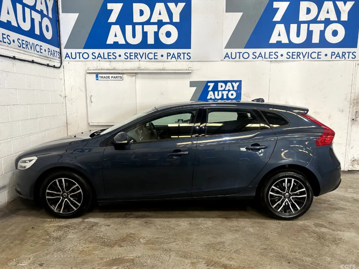 Volvo V40 Hatchback, Diesel, 2018, Blue