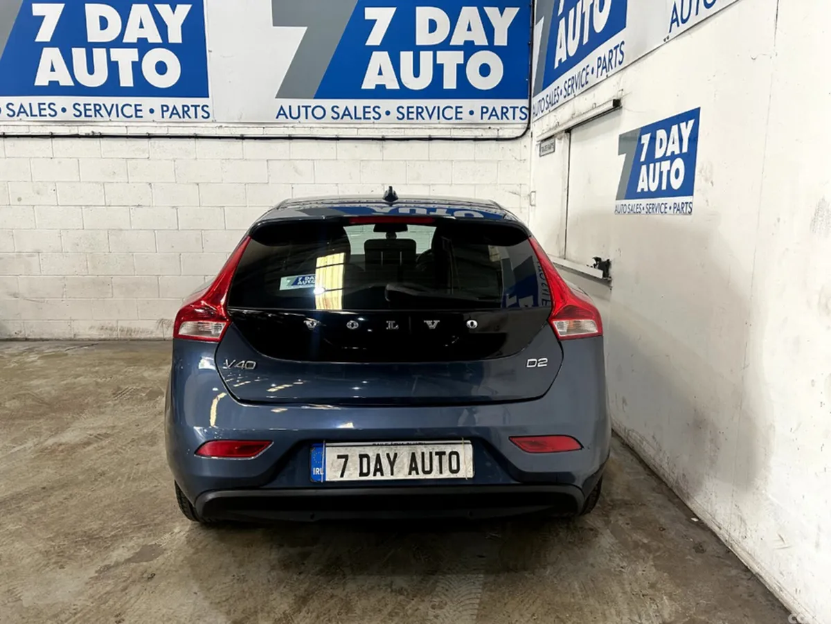 Volvo V40 Hatchback, Diesel, 2018, Blue