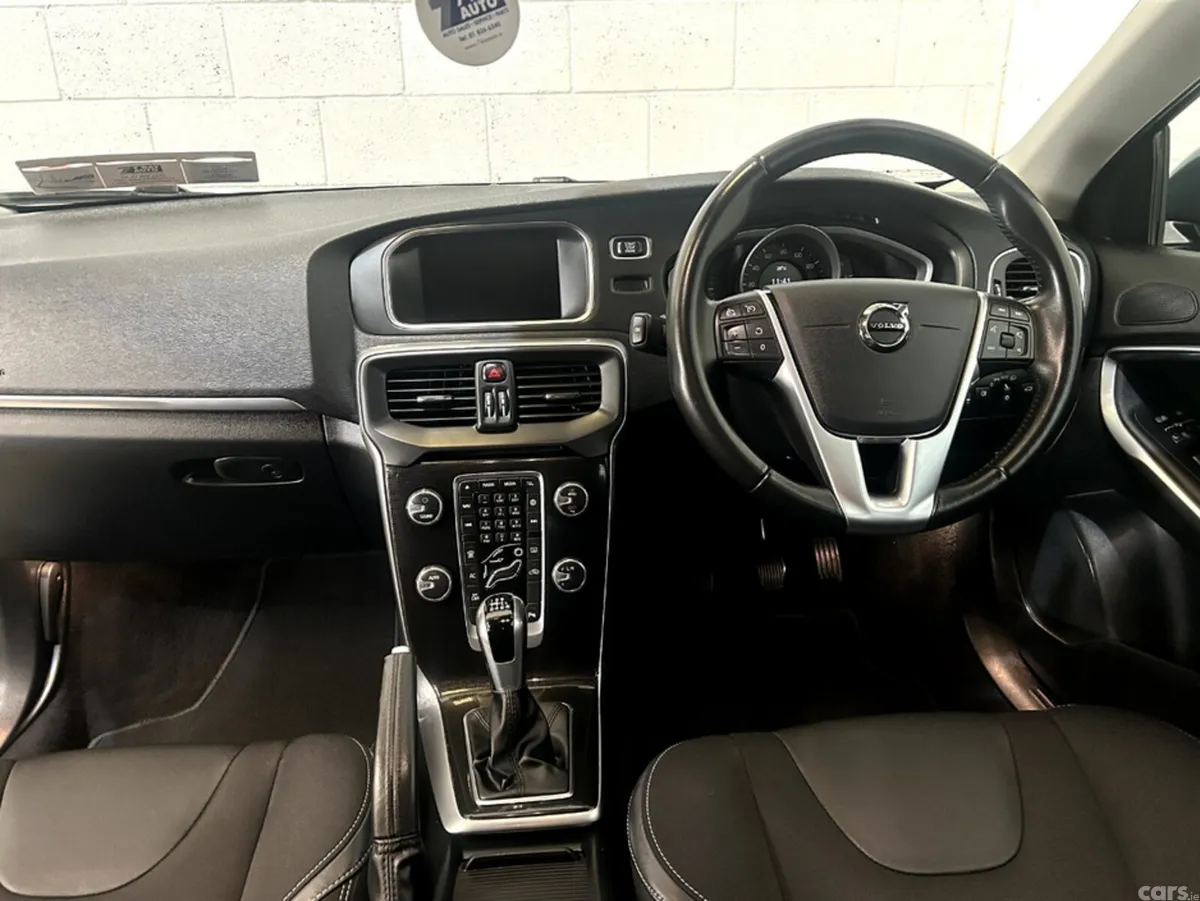 Volvo V40 Hatchback, Diesel, 2018, Blue