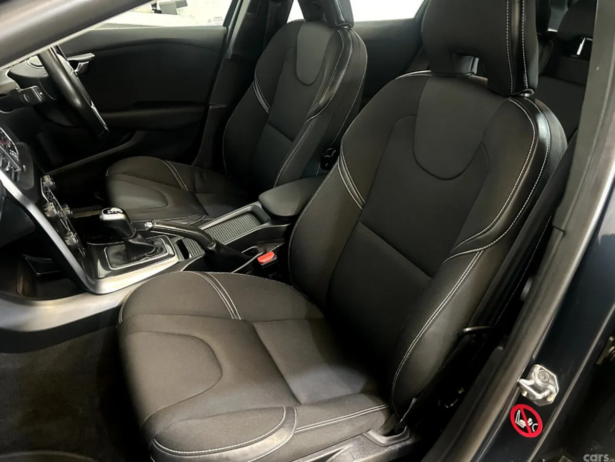 Volvo V40 Hatchback, Diesel, 2018, Blue