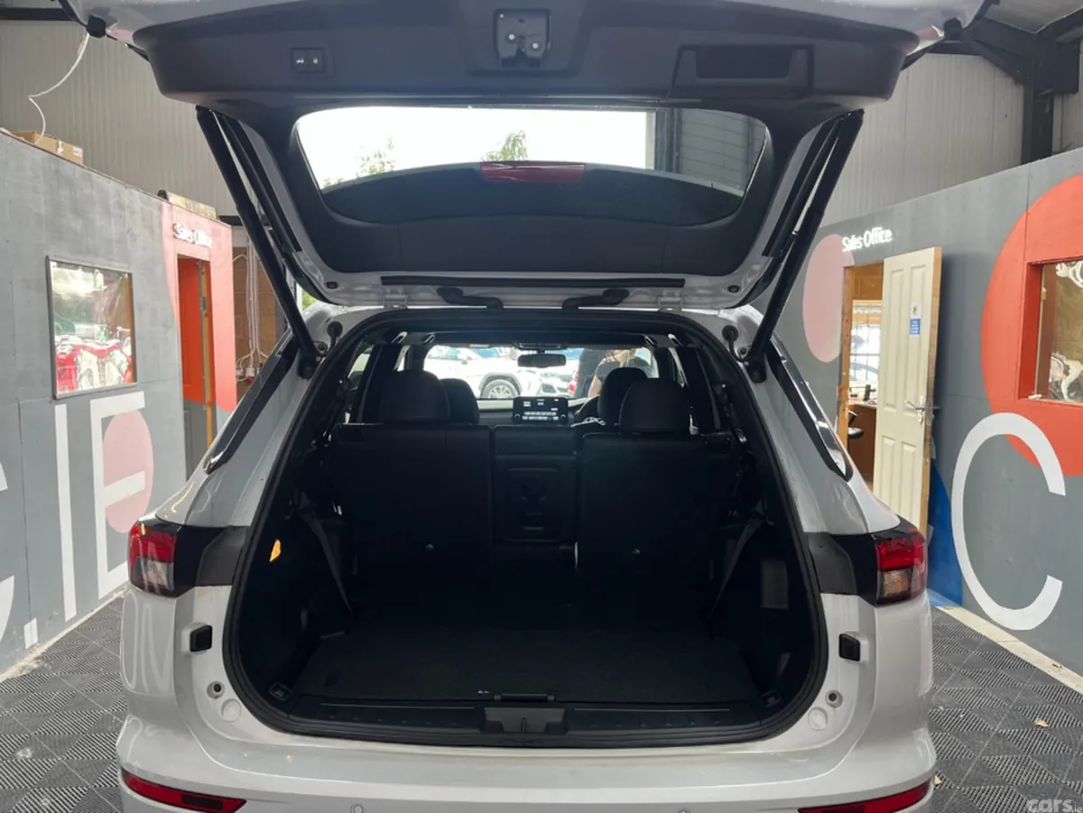 Mitsubishi Outlander SUV, Petrol Plug-in Hybrid, 2024, White