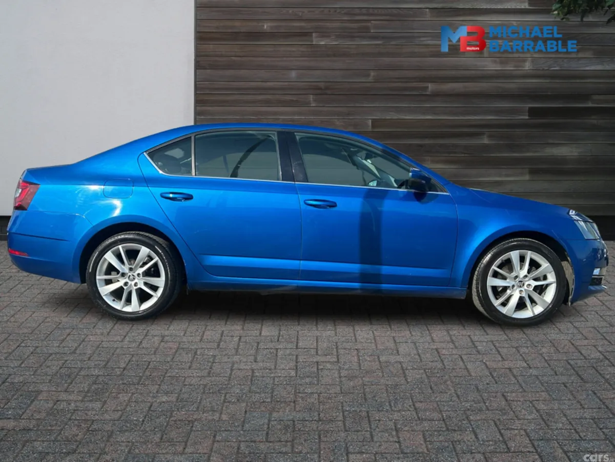 Skoda Octavia Hatchback, Petrol, 2020, Blue