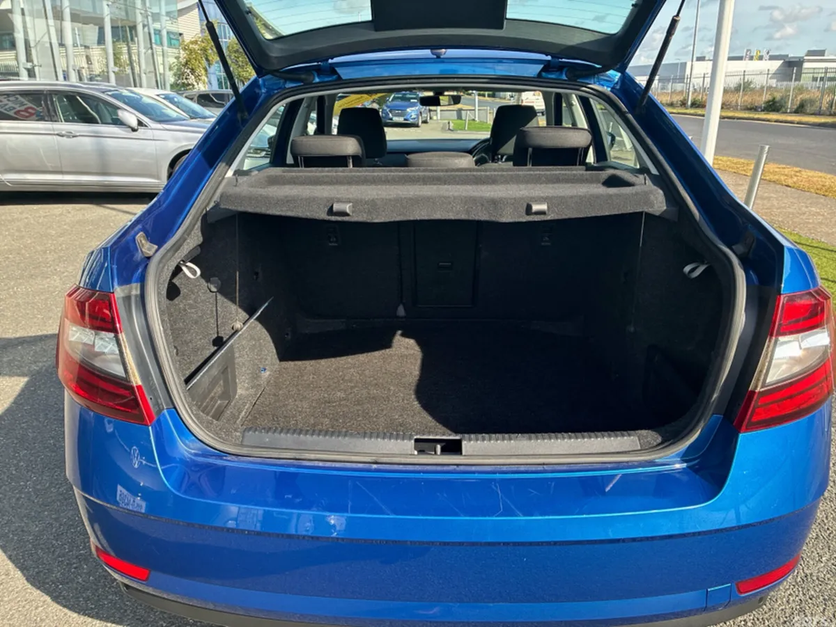 Skoda Octavia Hatchback, Petrol, 2020, Blue