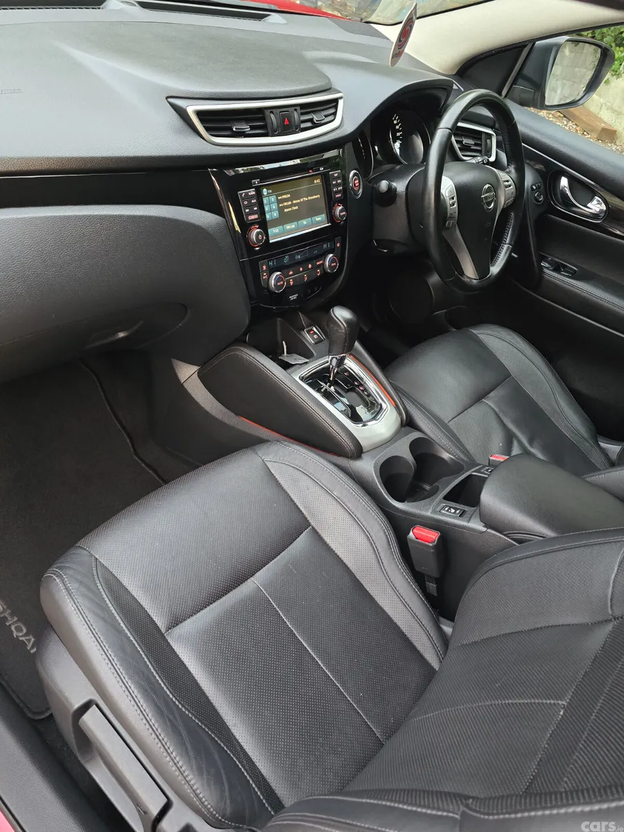 Nissan Qashqai Hatchback, Diesel, 2015, Red