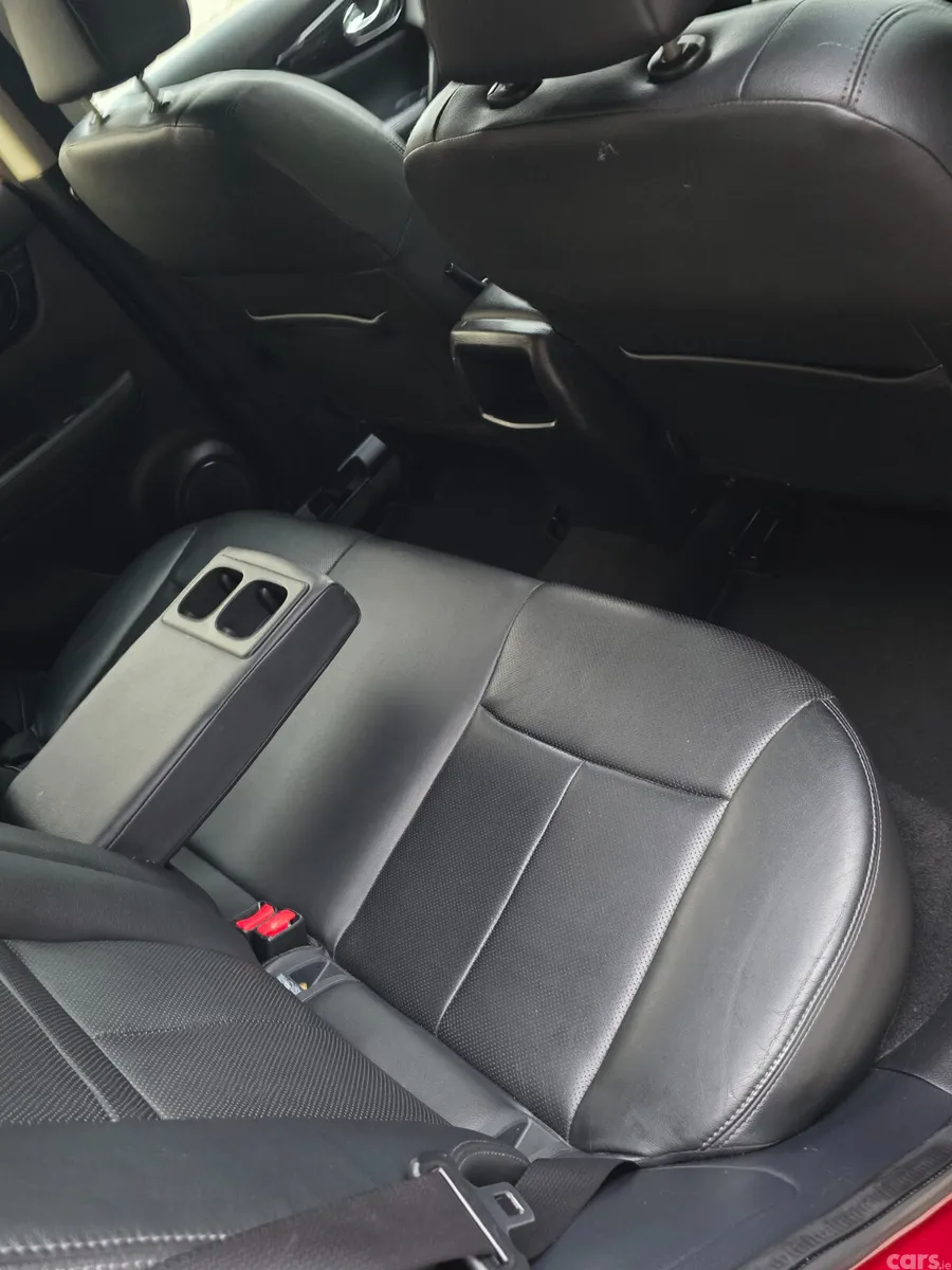Nissan Qashqai Hatchback, Diesel, 2015, Red