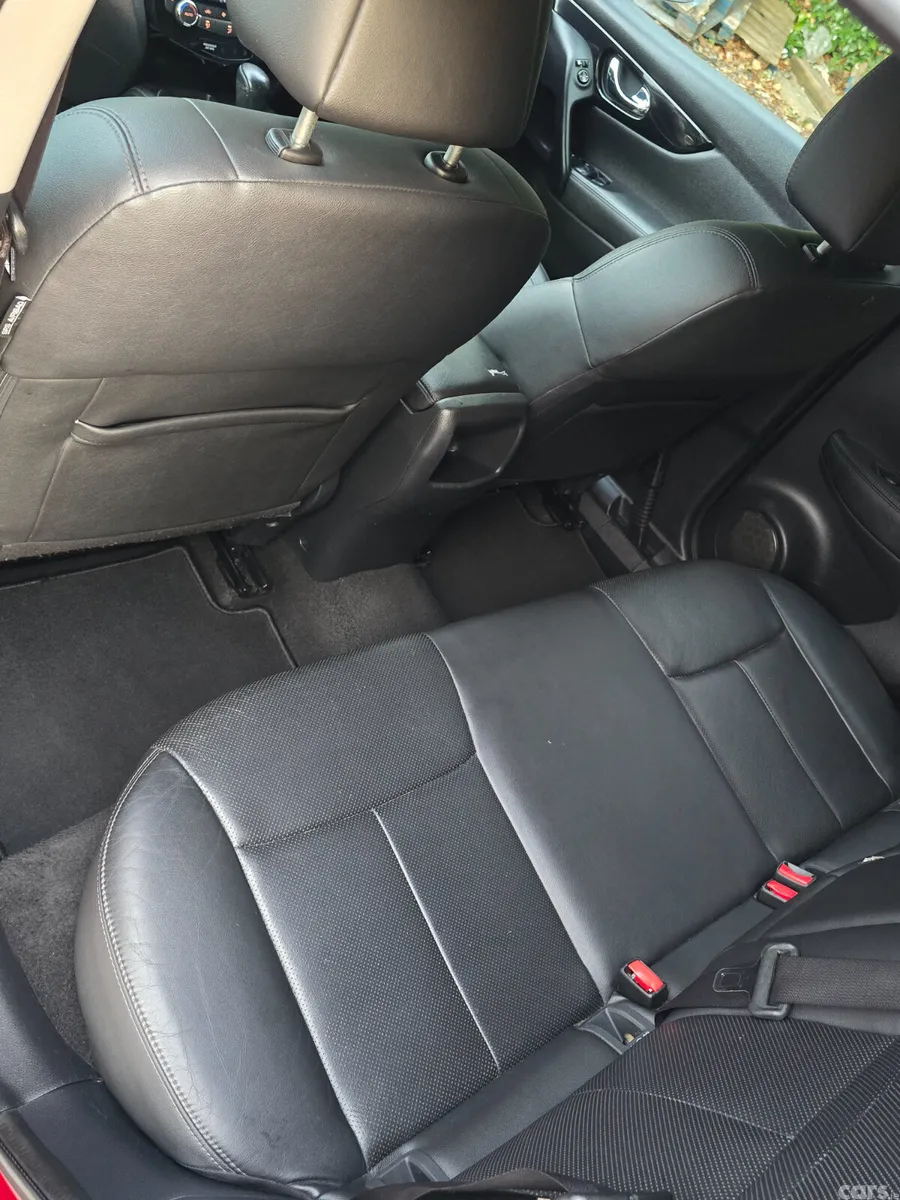 Nissan Qashqai Hatchback, Diesel, 2015, Red