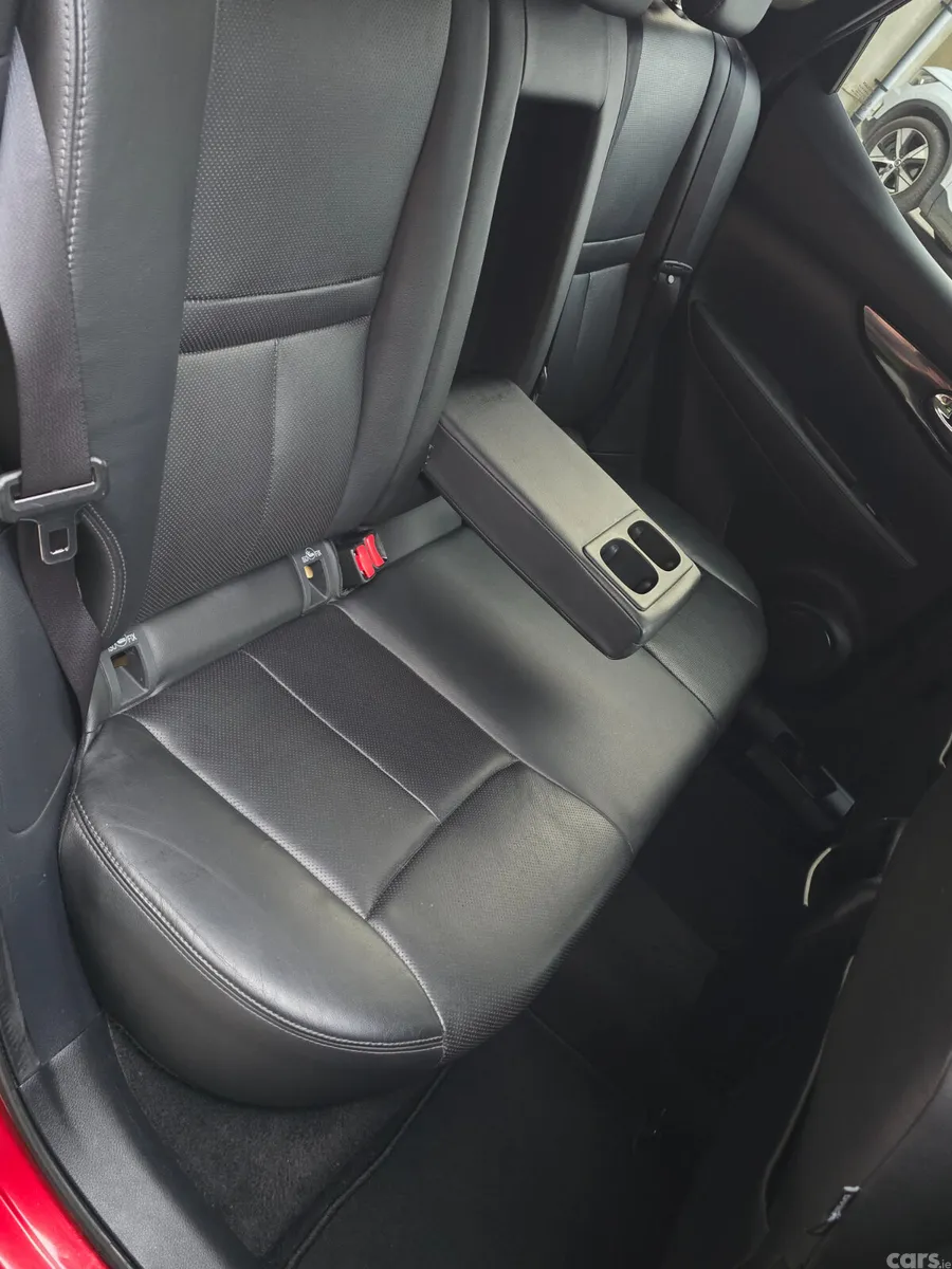Nissan Qashqai Hatchback, Diesel, 2015, Red