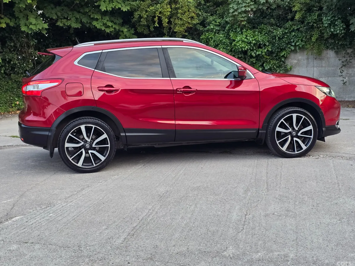 Nissan Qashqai Hatchback, Diesel, 2015, Red