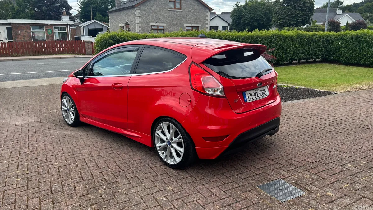 Ford Fiesta Hatchback, Diesel, 2013, Red
