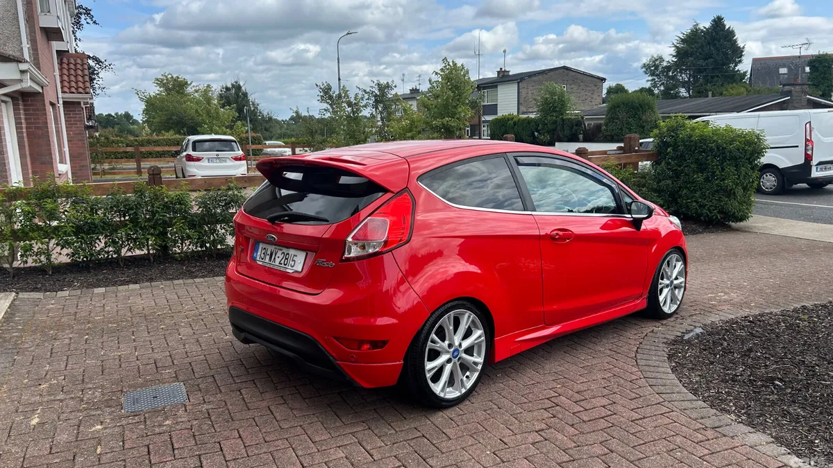 Ford Fiesta Hatchback, Diesel, 2013, Red