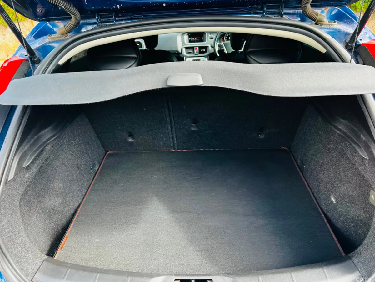 Volvo V40 Hatchback, Petrol, 2015, Blue