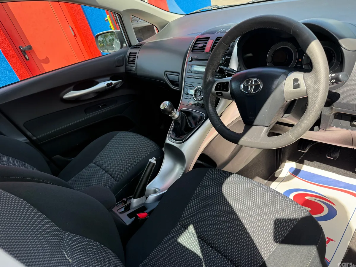 Toyota Auris Hatchback, Petrol, 2011, Silver
