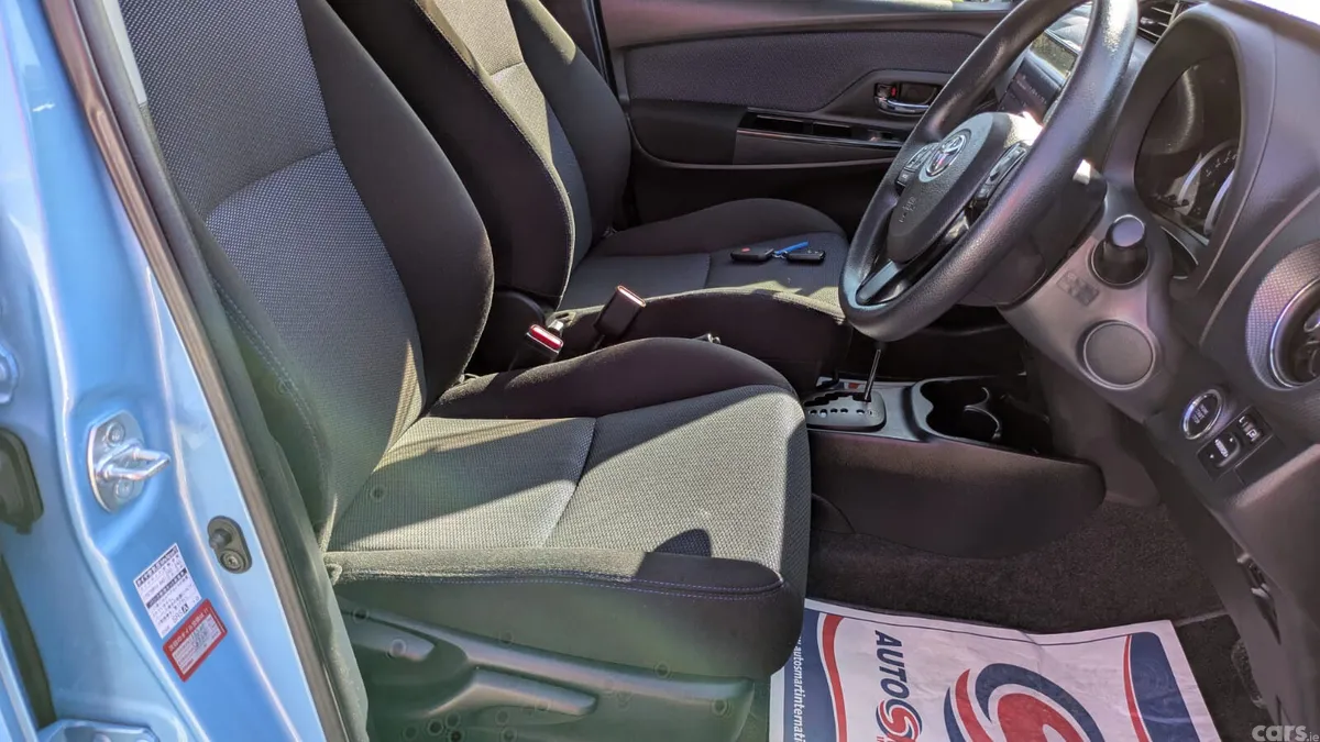 Toyota Yaris Hatchback, Petrol, 2016, Blue