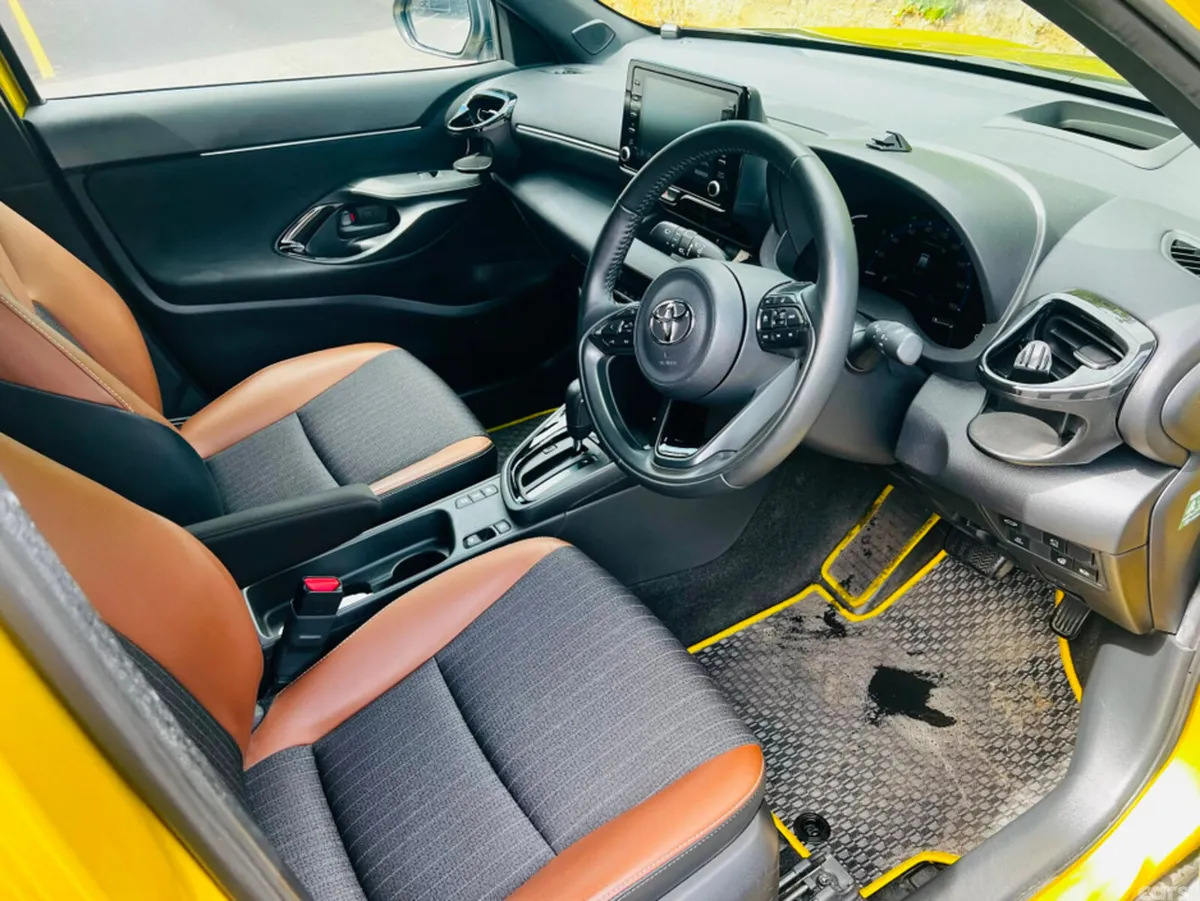 Toyota Yaris Cross Hatchback, Petrol Hybrid, 2023, Yellow