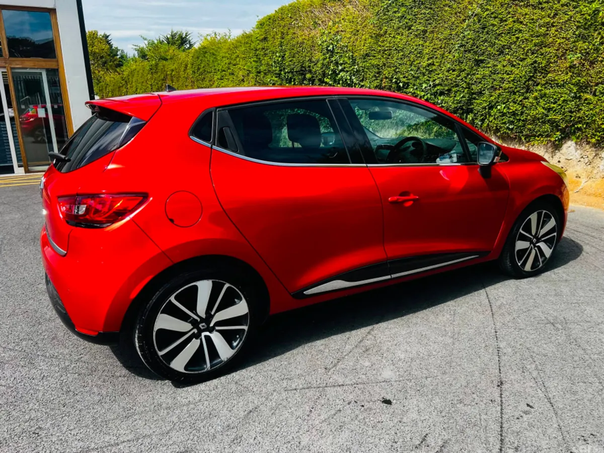 Renault Clio Hatchback, Petrol, 2015, Red