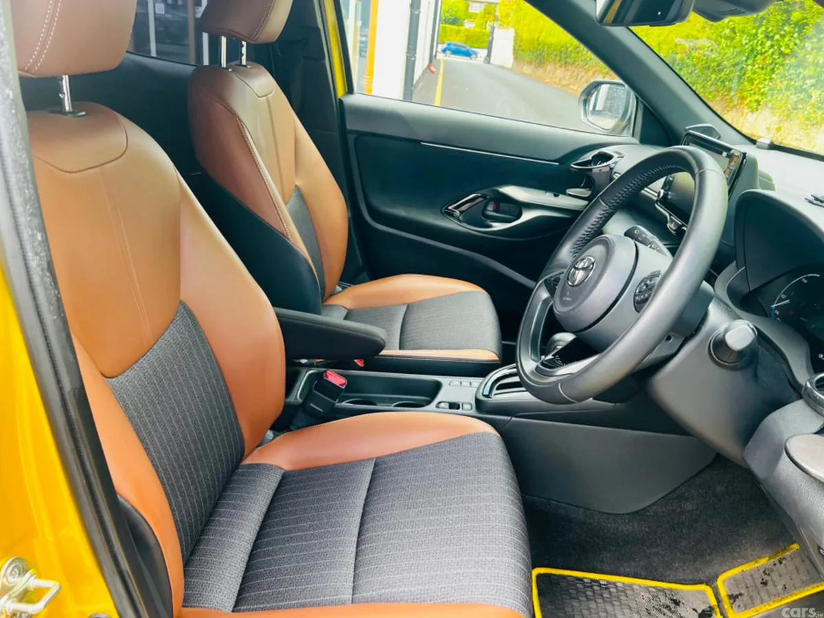 Toyota Yaris Cross Hatchback, Petrol Hybrid, 2023, Yellow