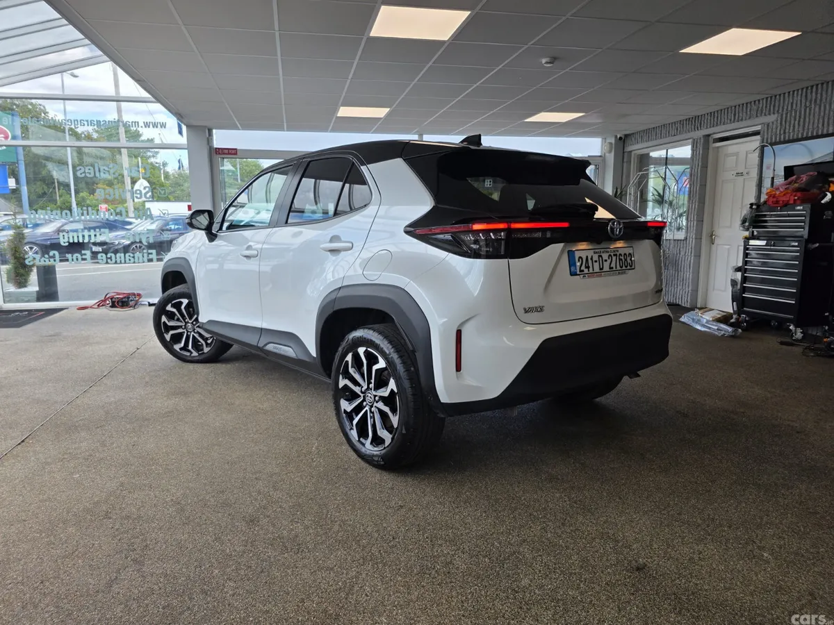 Toyota Yaris Cross Hatchback, Petrol Hybrid, 2024, White
