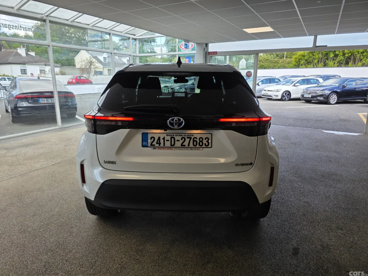 Toyota Yaris Cross Hatchback, Petrol Hybrid, 2024, White