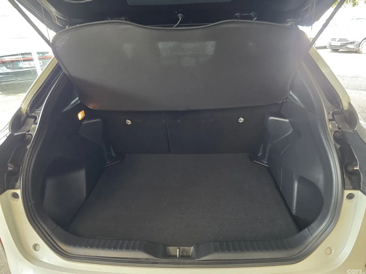 Toyota Yaris Cross Hatchback, Petrol Hybrid, 2024, White
