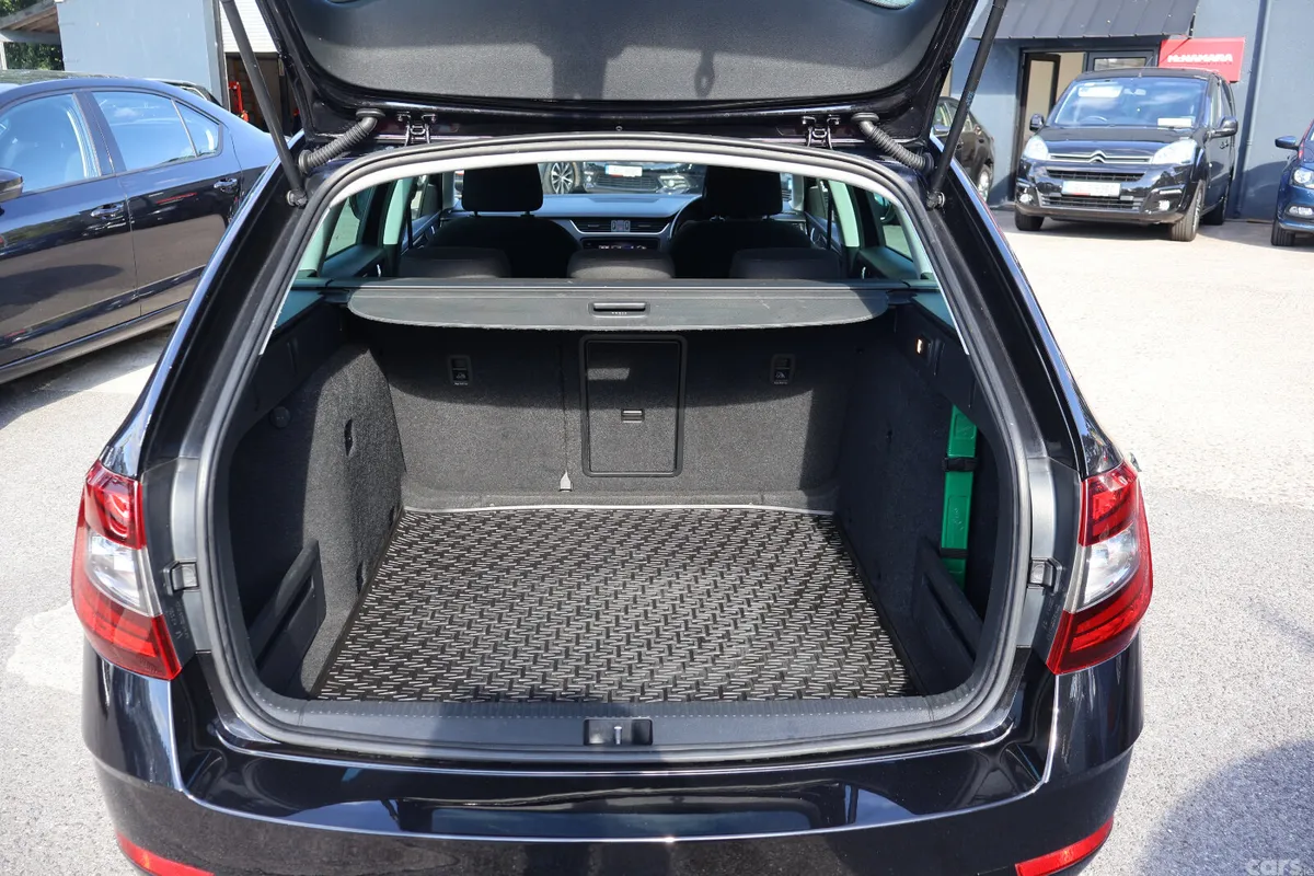 Skoda Octavia Estate, Petrol, 2019, Black