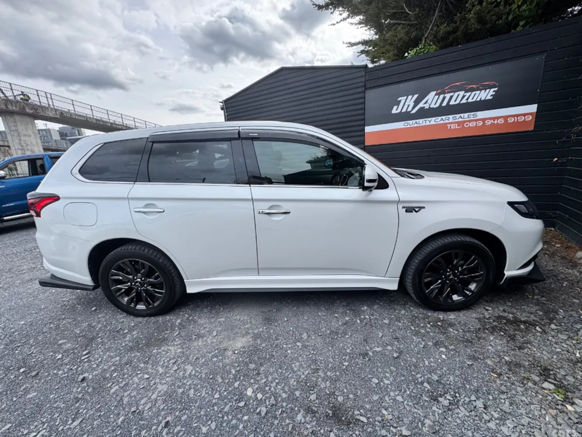 Mitsubishi Outlander MPV, Petrol Plug-in Hybrid, 2018, White