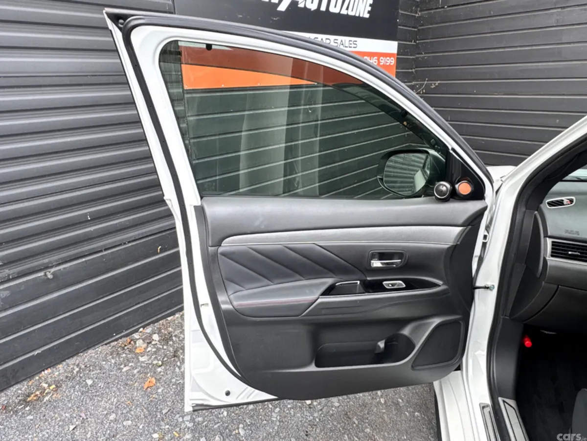 Mitsubishi Outlander MPV, Petrol Plug-in Hybrid, 2018, White