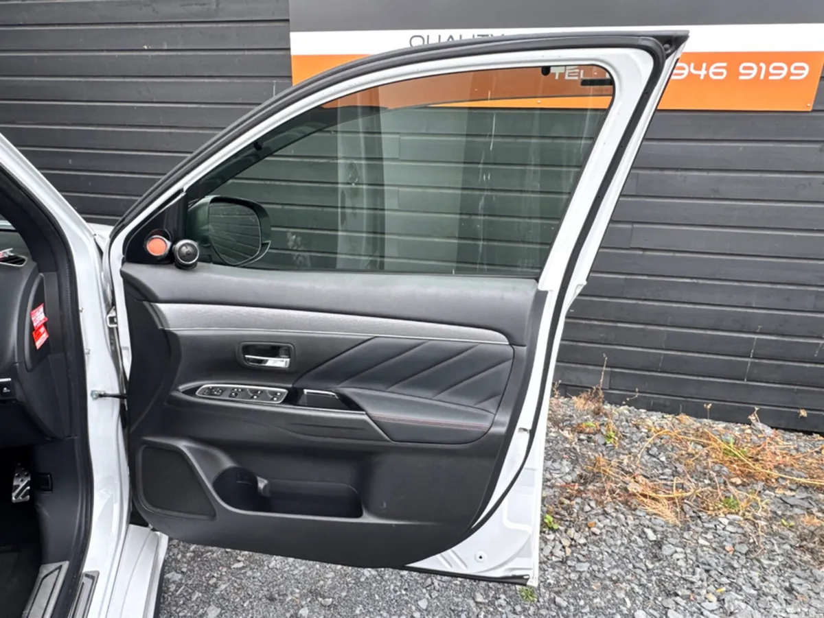 Mitsubishi Outlander MPV, Petrol Plug-in Hybrid, 2018, White