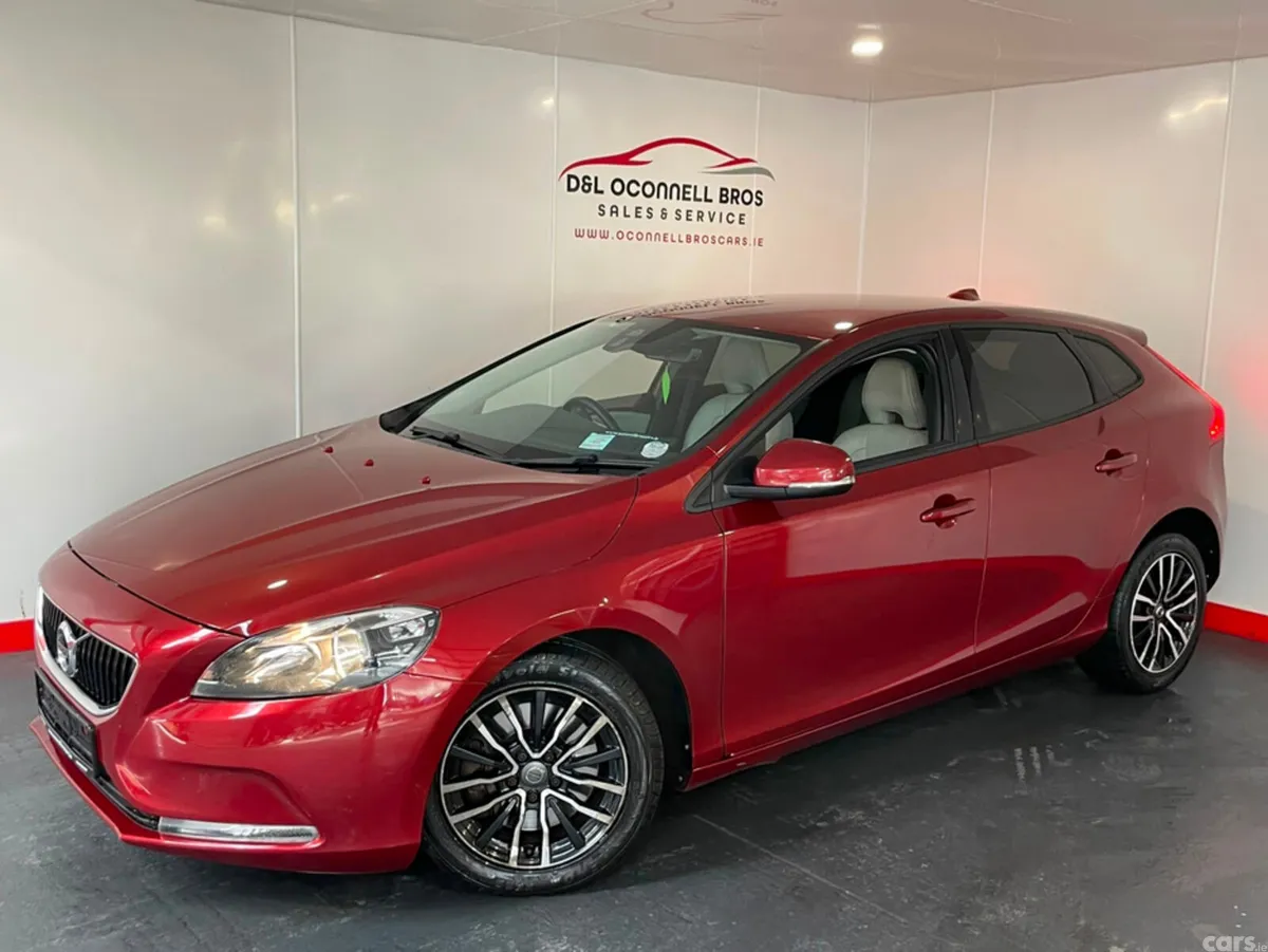 Volvo V40 Hatchback, Diesel, 2017, Red