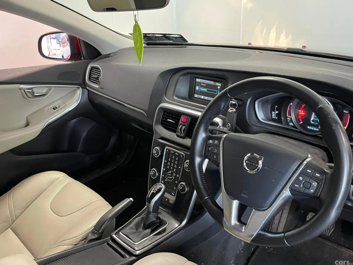 Volvo V40 Hatchback, Diesel, 2017, Red