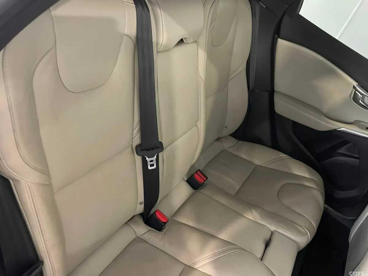 Volvo V40 Hatchback, Diesel, 2017, Red