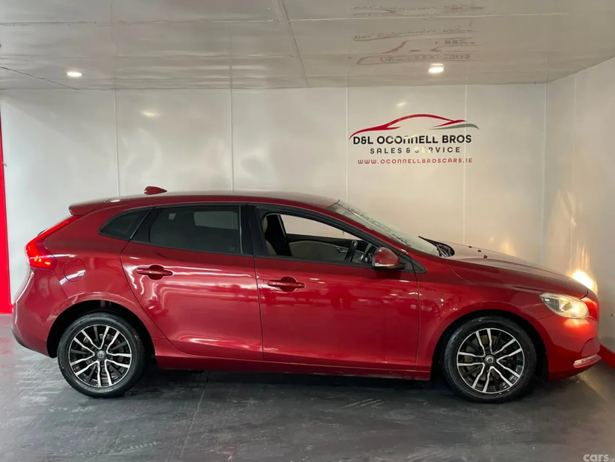 Volvo V40 Hatchback, Diesel, 2017, Red
