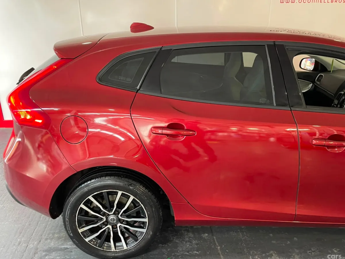 Volvo V40 Hatchback, Diesel, 2017, Red