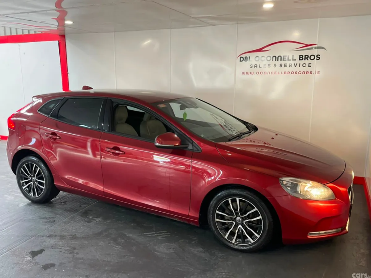 Volvo V40 Hatchback, Diesel, 2017, Red