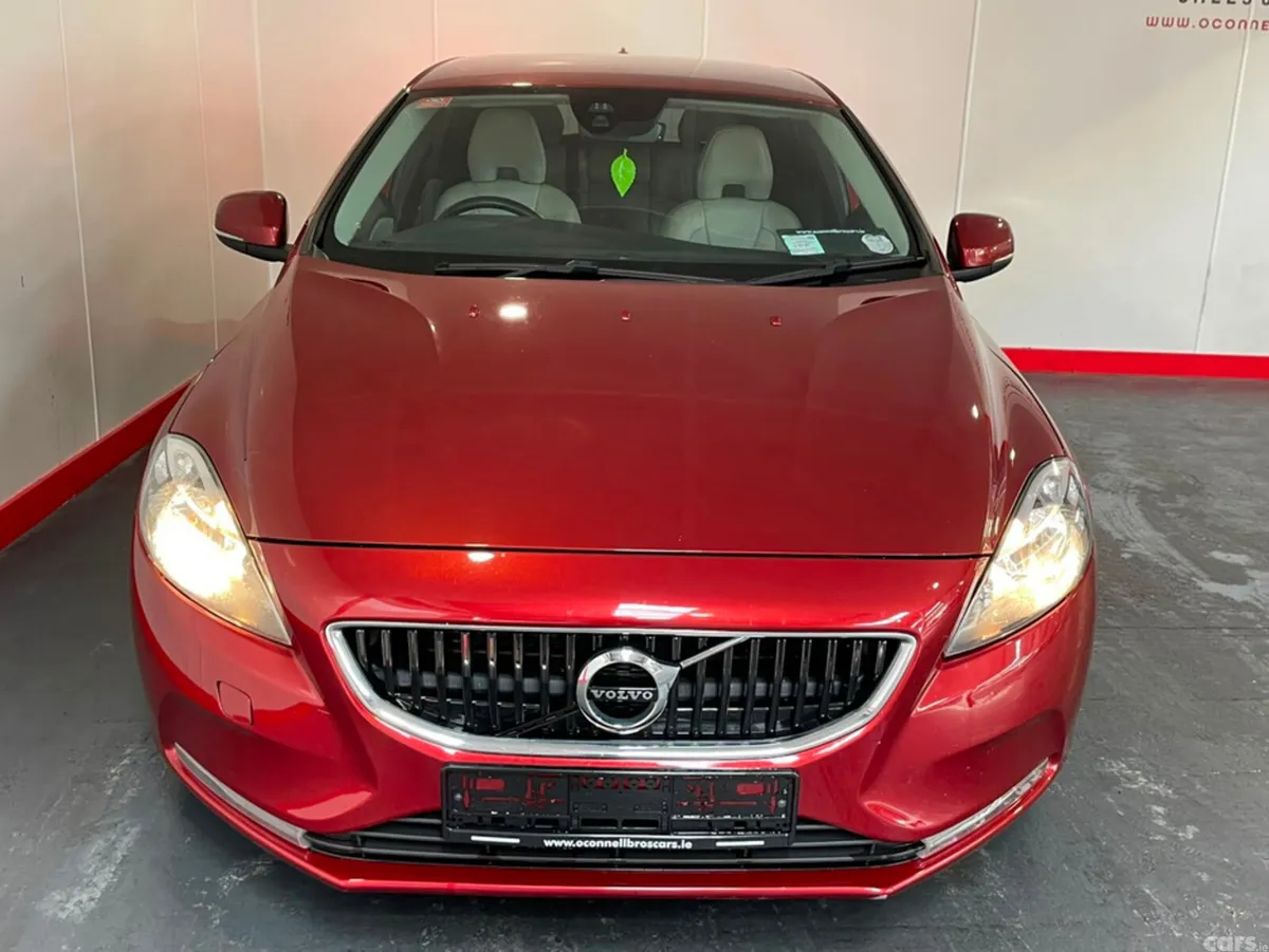 Volvo V40 Hatchback, Diesel, 2017, Red