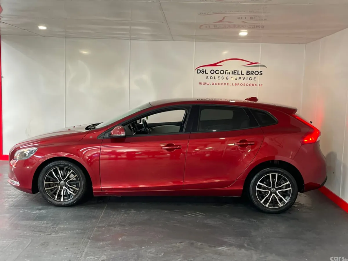 Volvo V40 Hatchback, Diesel, 2017, Red
