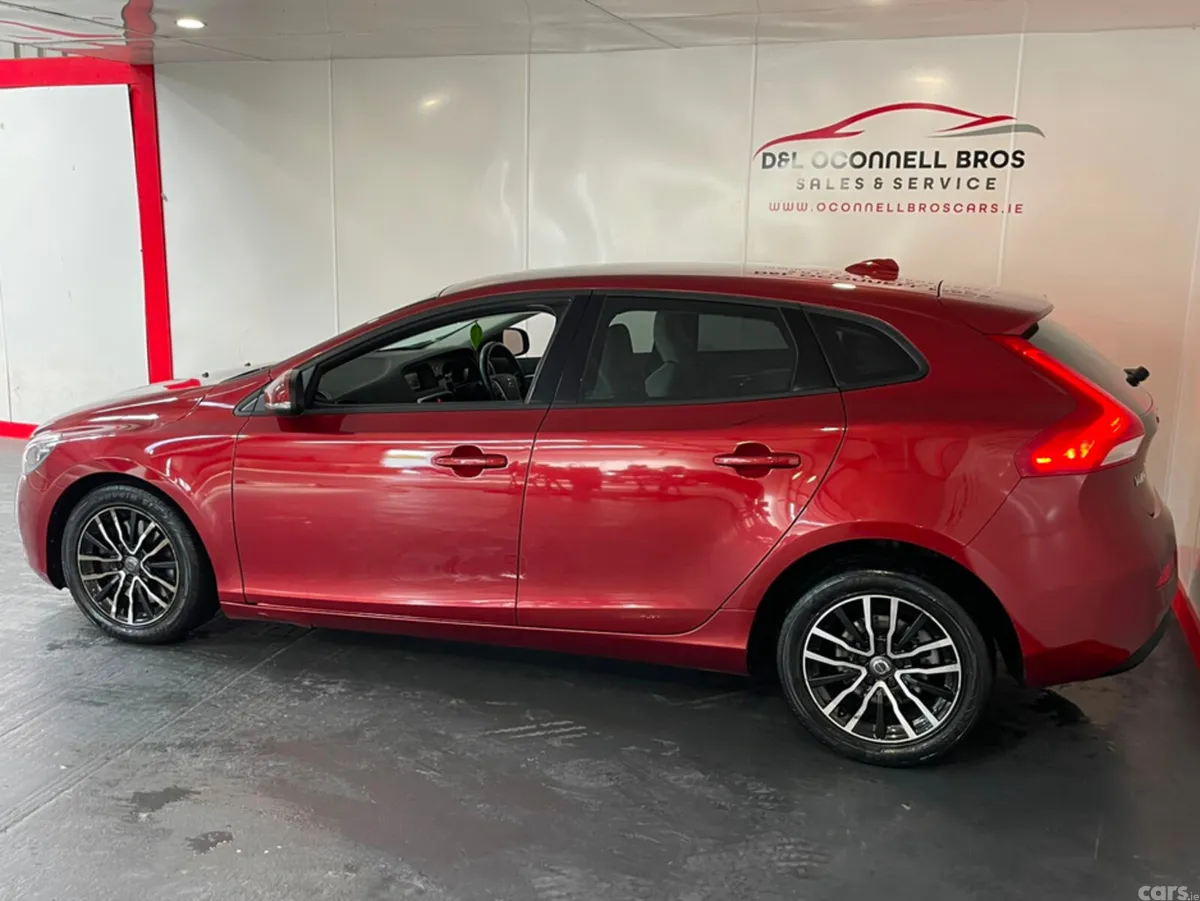 Volvo V40 Hatchback, Diesel, 2017, Red