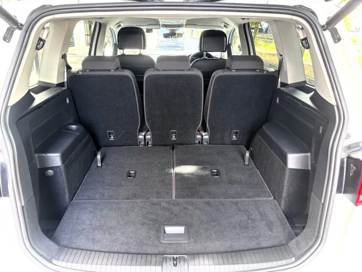 Volkswagen Touran MPV, Petrol, 2017, White