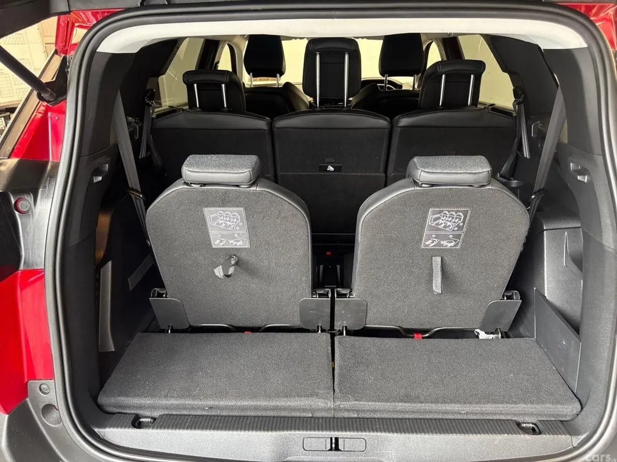 Peugeot 5008 MPV, Diesel, 2022, Red
