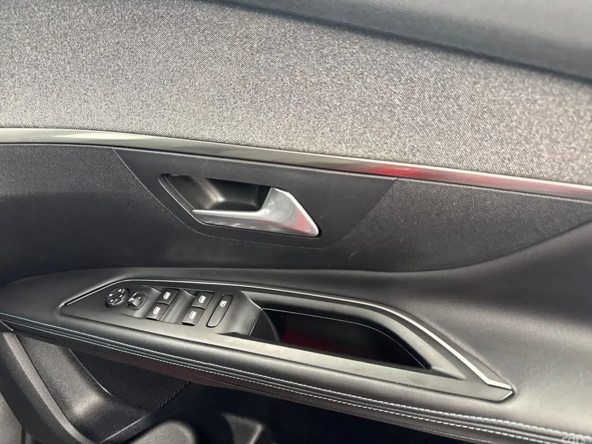 Peugeot 5008 MPV, Diesel, 2022, Red
