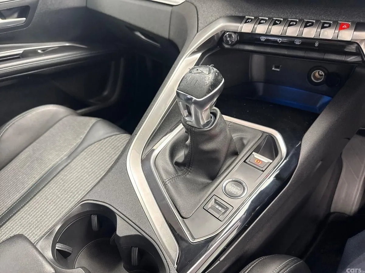 Peugeot 5008 MPV, Diesel, 2022, Red