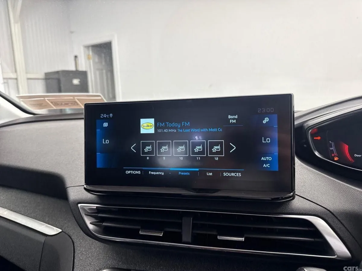 Peugeot 5008 MPV, Diesel, 2022, Red