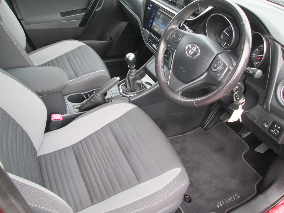 Toyota Auris Hatchback, Diesel, 2016, Red
