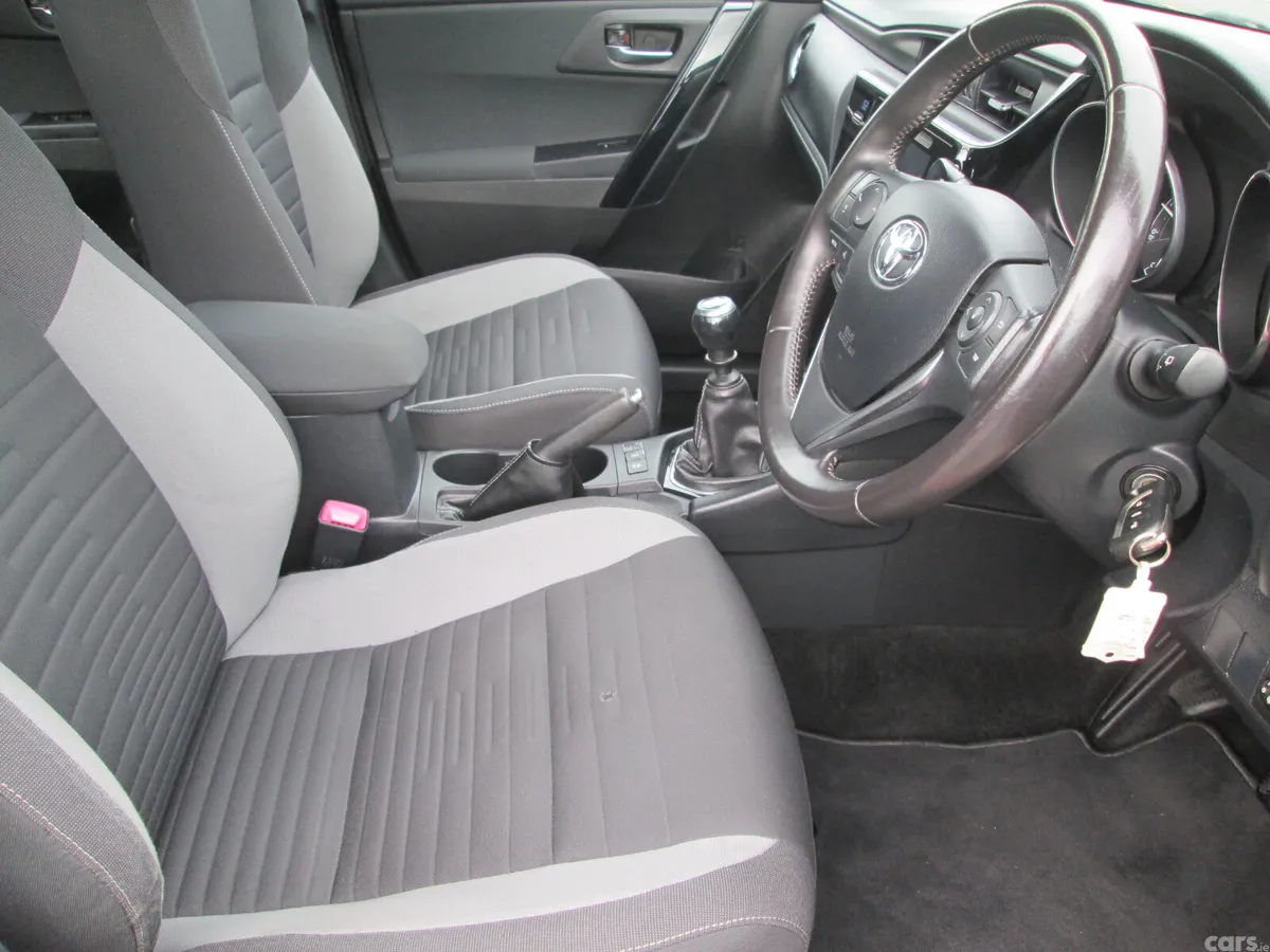 Toyota Auris Hatchback, Diesel, 2016, Red